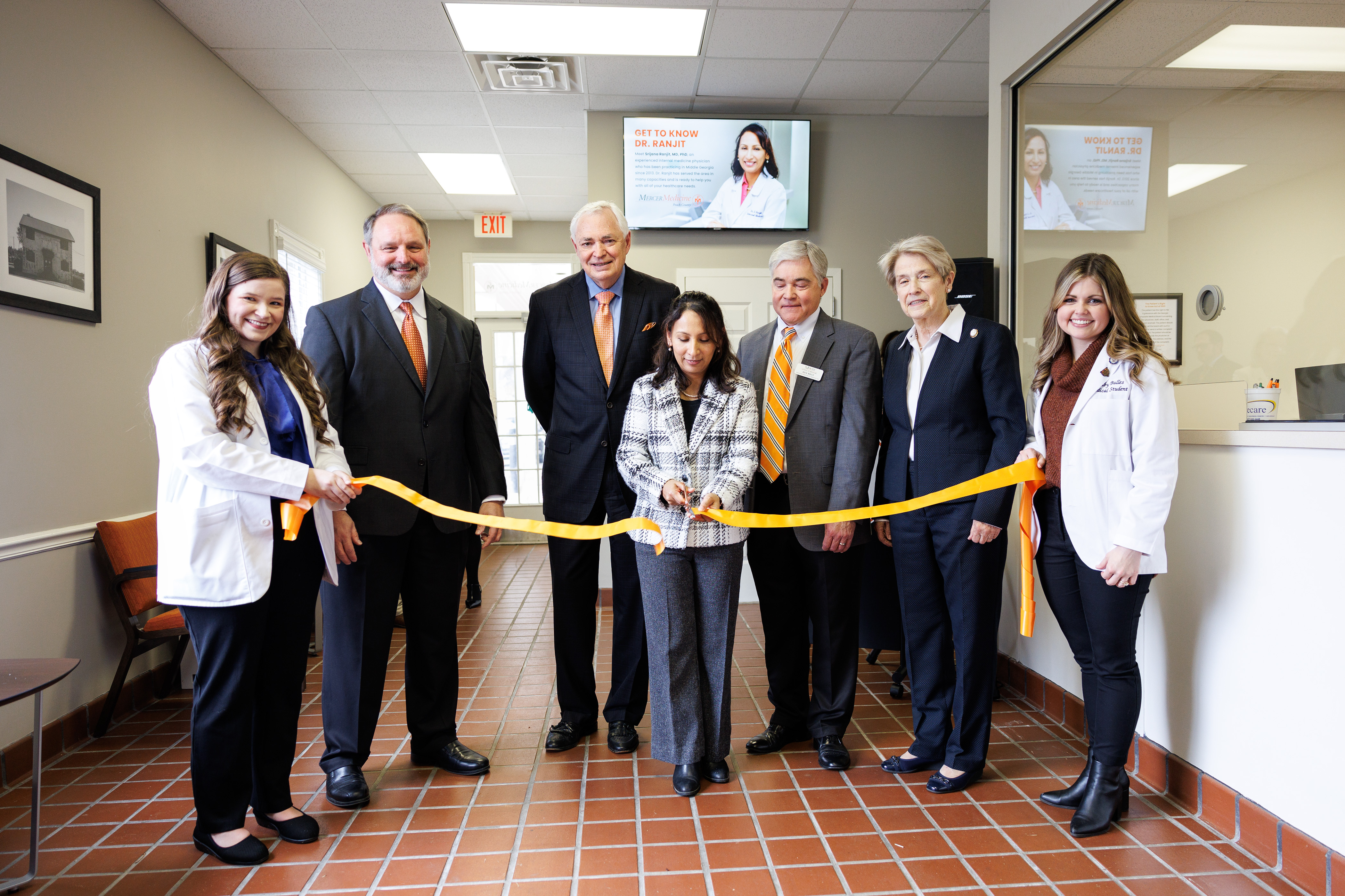 Mercer Leadership Cuts the Ribbon at Mercer Medicine Taylor County